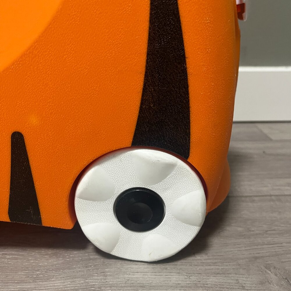 Melissa & Doug Trunki Tiger Kids Ride-On Suitcase Carry-On Luggage - Picture 7 of 12